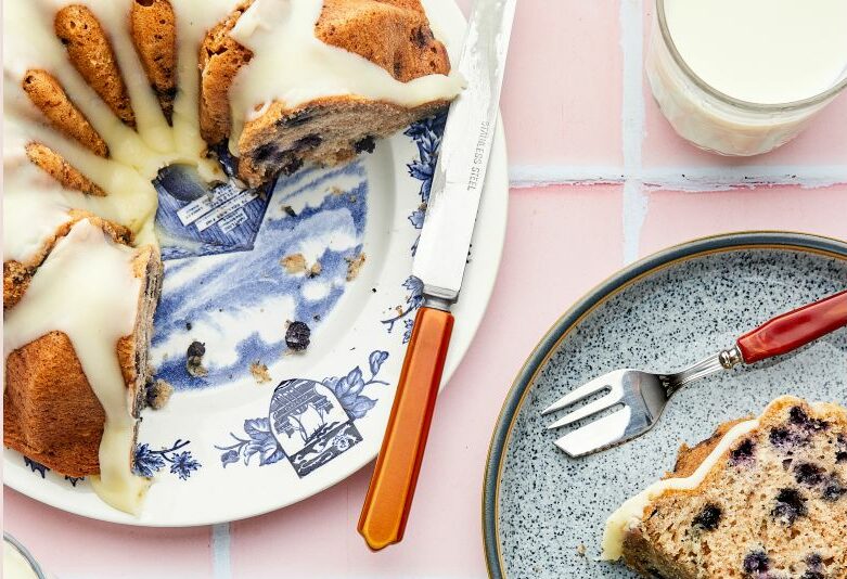 Gâteau Bundt au babeurre et aux bleuets sauvages avec glaçage au fromage à la crème Picture