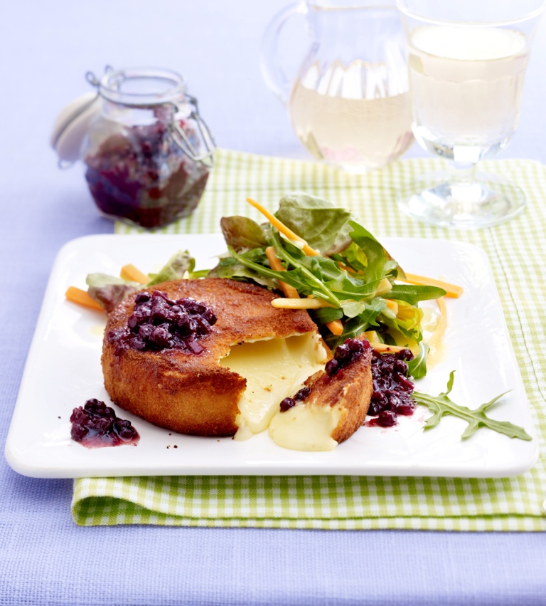 Camembert pané avec chutney de bleuets sauvages et salade Picture