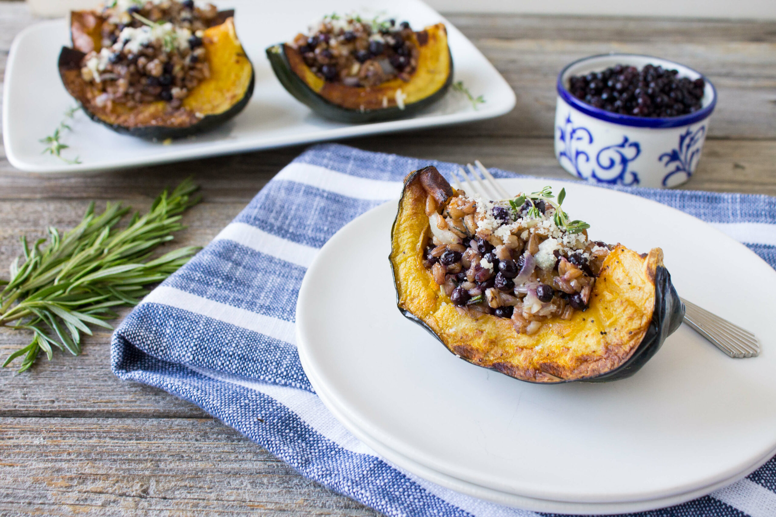 Courge poivrée farcie au farro et aux bleuets sauvages Picture