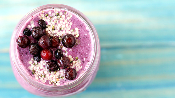 Smoothie aux bleuets sauvages, à la banane et aux graines de chanvre Picture