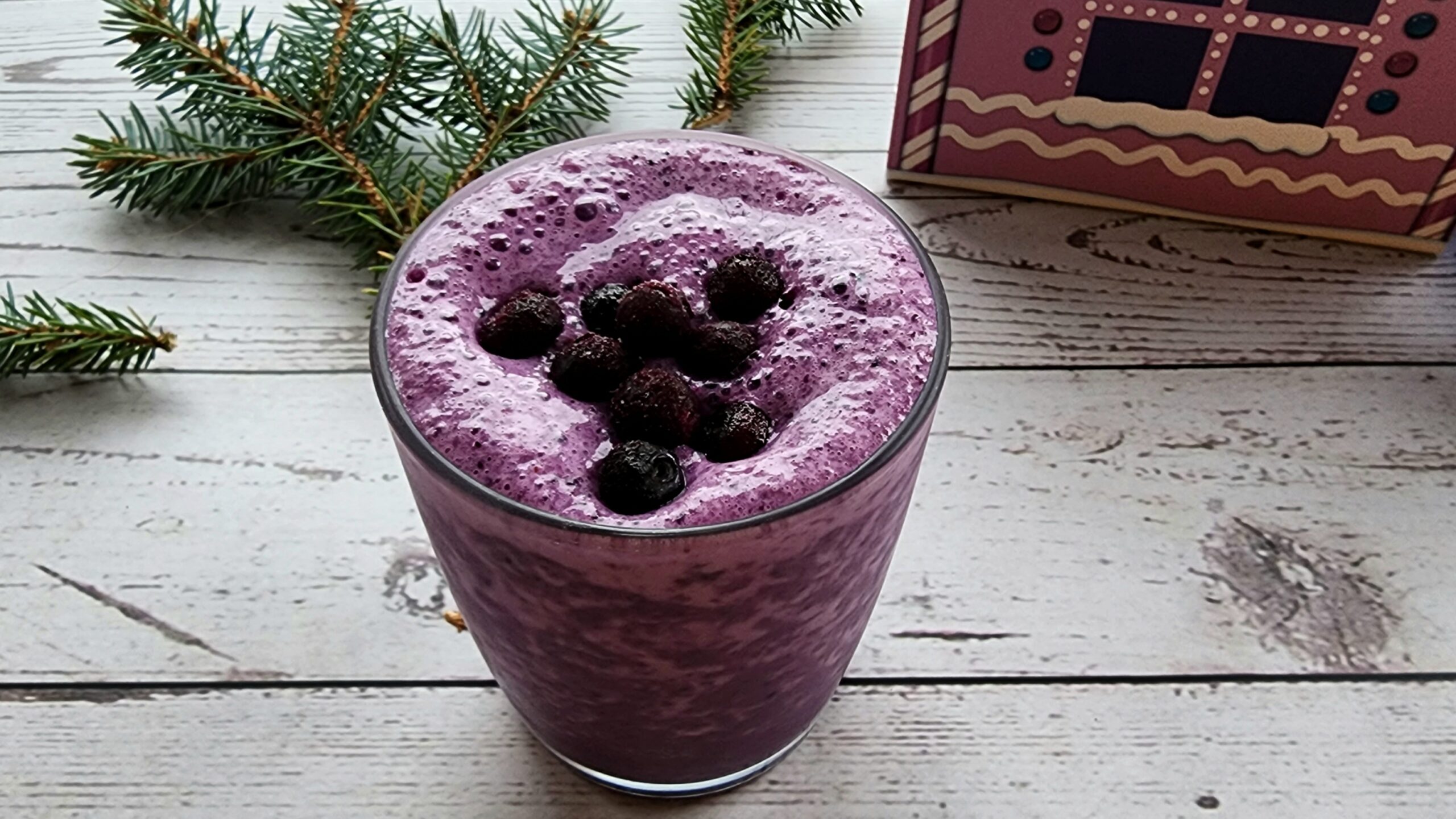 Gingerbread milkshake with wild blueberries Picture